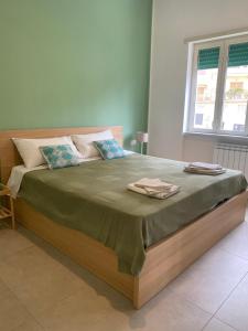una camera da letto con un letto con due asciugamani sopra di Il Rosmarino a Napoli