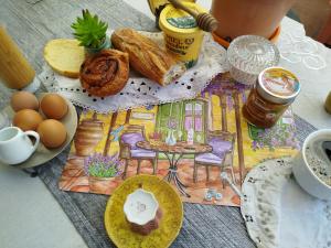 ein Tisch, auf dem Eier und Brot stehen. in der Unterkunft Ev'rêve in Saint-Raphaël