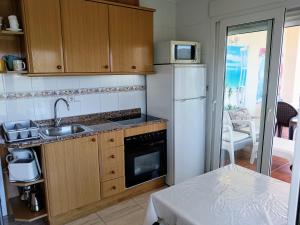 Küche/Küchenzeile in der Unterkunft Ada Neptuno Apartamento, Aire acondicionado, WiFi, Piscinas, Parking