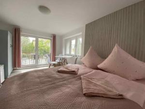 科沃布热格Willa Świerkowa的一间卧室，有一张大床，上面有枕头