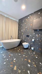 une salle de bain avec baignoire et toilettes à l'étage dans l'établissement Apartament - White Pearl - Biała Perła - Czarna Góra, à Sienna