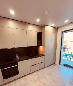 Η κουζίνα ή μικρή κουζίνα στο Pool Resort Takas į jūrą Kunigiškės