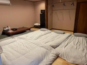 LKx 出雲街道津山城東くつろぎ亭 KutsurogiTei客房内的一张或多张床位