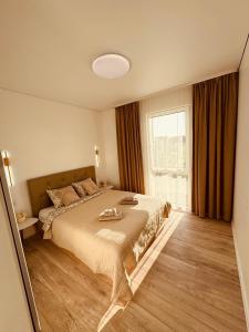 Ένα ή περισσότερα κρεβάτια σε δωμάτιο στο Pool Resort Takas į jūrą Kunigiškės