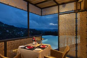 Bazén v ubytování Skyloft Kandy by Aaradhya nebo v jeho okolí