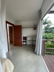 Habitación vacía con puerta y ventana en La Reserve Design Villa IDA, en Pipa