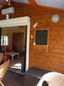 Posezení v ubytování Chalet plein de charme au calme près de st tropez