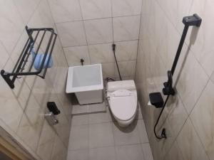 Bilik mandi di Green Doorz Hotel