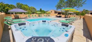 Piscina a Roy House o a prop