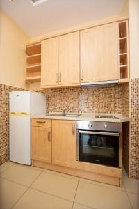 A cozinha ou cozinha compacta de Apartmani Becici