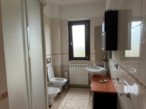 Marina di DavoliにあるLa perla del mareのバスルーム(トイレ2つ、シンク2つ、窓付) +17枚の写真