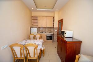 A cozinha ou cozinha compacta de Apartmani Becici