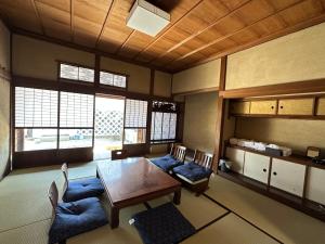 LKx 出雲街道津山城東くつろぎ亭 KutsurogiTei的休息区