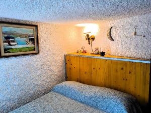 Un pat sau paturi într-o cameră la FORYOU Casa Storica nel Parco Cinque Terre