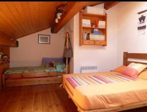 a bedroom with two beds in a room at Estudio duplex en Sainte Leocadie in Sainte-Léocadie