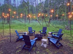 Κήπος έξω από το Designer Poconos Chalet I Ski, Skate, Lakes, Family-Friendly