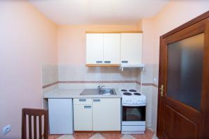 A cozinha ou cozinha compacta de Apartmani Becici