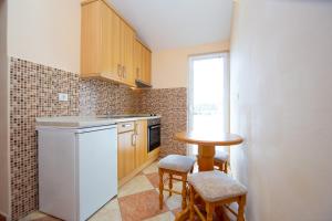 A cozinha ou cozinha compacta de Apartmani Becici