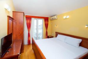 Uma TV ou centro de entretenimento em Apartmani Becici