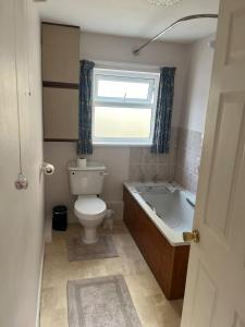 Et badeværelse på Maureen's Cottage + 6 billeder