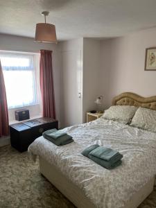 En eller flere senge i et værelse på Maureen's Cottage