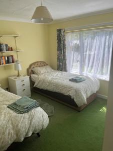 En eller flere senge i et værelse på Maureen's Cottage