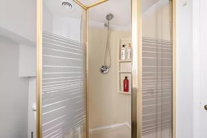 Ένα μπάνιο στο Beautiful Basement Private Suite Prime Location +12 φωτογραφίες