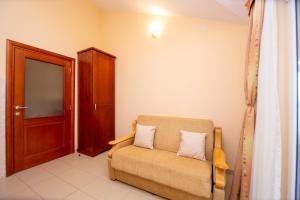 Uma área de estar em Apartmani Becici