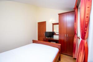 Uma TV ou centro de entretenimento em Apartmani Becici