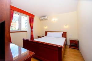 Cama ou camas em um quarto em Apartmani Becici