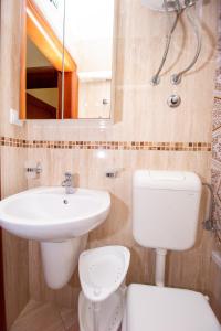 Um banheiro em Apartmani Becici