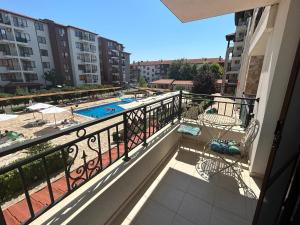Bazén v ubytování Ravda Apolon 9 Apartment nebo v jeho okolí