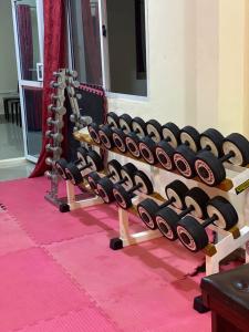 Fitness centrum a/nebo fitness zařízení v ubytování Breezebay Pool hotel