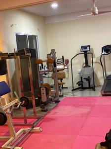 Fitness centrum a/nebo fitness zařízení v ubytování Breezebay Pool hotel