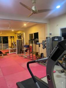 Fitness centrum a/nebo fitness zařízení v ubytování Breezebay Pool hotel