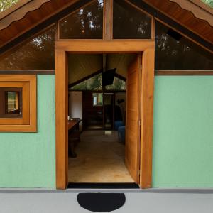 an open door of a house with a room at Na Serra Chalés in Itapecerica da Serra
