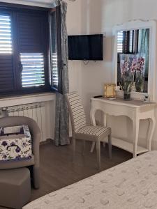 a living room with a table and a chair and a desk at Villa Vera Tropea - free parking in Tropea