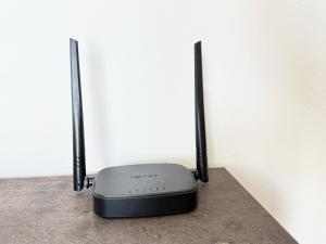 un router sentado sobre una mesa en 400 mt dal mare - Appena Ristrutturato, en Borghetto Santo Spirito