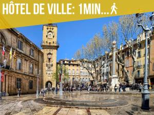 una plaza de la ciudad con una torre del reloj en el medio en Le Petit Patio, en Aix-en-Provence