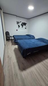 Giường trong phòng chung tại Las 3 Marias departamento - Cdad de Mendoza