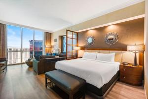 Postel nebo postele na pokoji v ubytování No Resort Fee Penthouse Balcony & Free Valet