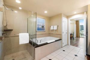 Koupelna v ubytování No Resort Fee Penthouse Balcony & Free Valet