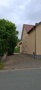 a house with a driveway next to a building at Ferienwohnung alte Backstube in Lage