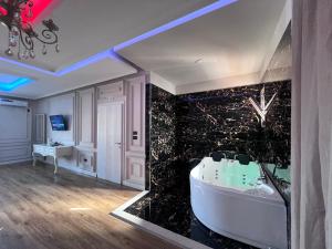 ティラナにあるLuxury room 007の黒い壁のバスルーム(バスタブ付)