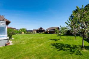 Zahrada ubytování Entire 2nd floor of Villa with 3bedroom with large garden,BBQ,pool,sauna,free parking