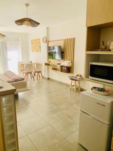 eine Küche und ein Esszimmer mit einem großen Fliesenboden in der Unterkunft Ruka Depto Alquiler temporario en Mercedes in Mercedes