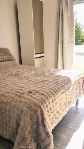 Un pat sau paturi într-o cameră la Hermoso departamento impecable