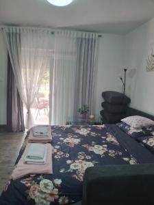 sypialnia z łóżkiem z ręcznikami w obiekcie Apartmani Mirela w Krku