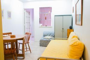 uma sala de estar com uma cama e uma mesa em apartamento Edificio Master no Rio de Janeiro