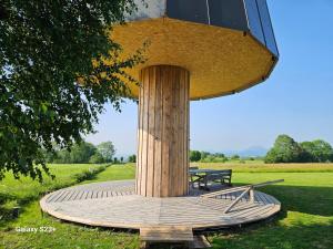 a wooden platform with a pole in a park at LOGIS LAS CROZAS Le Mousseron orientable in Vernines